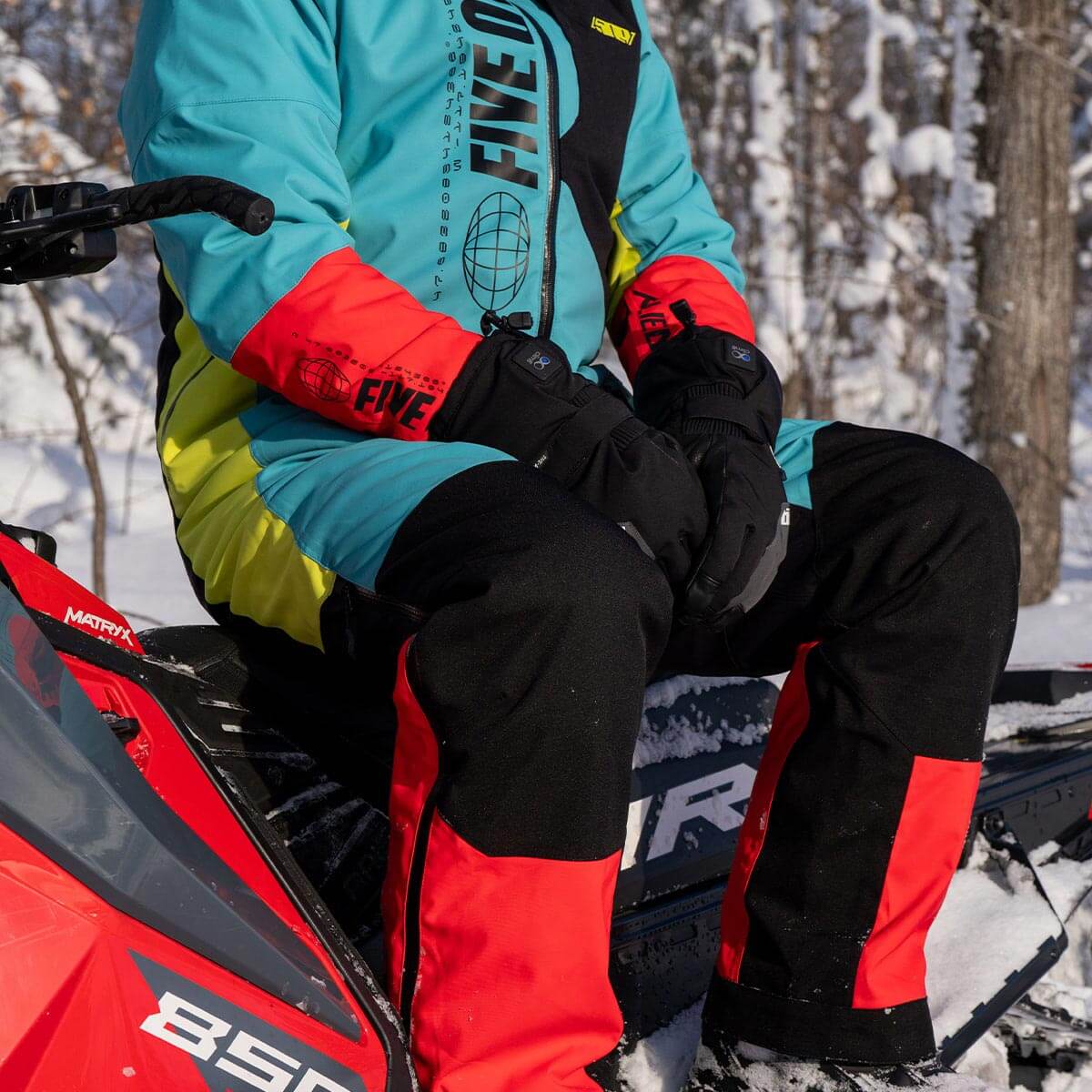  
Built-in Knee Pads