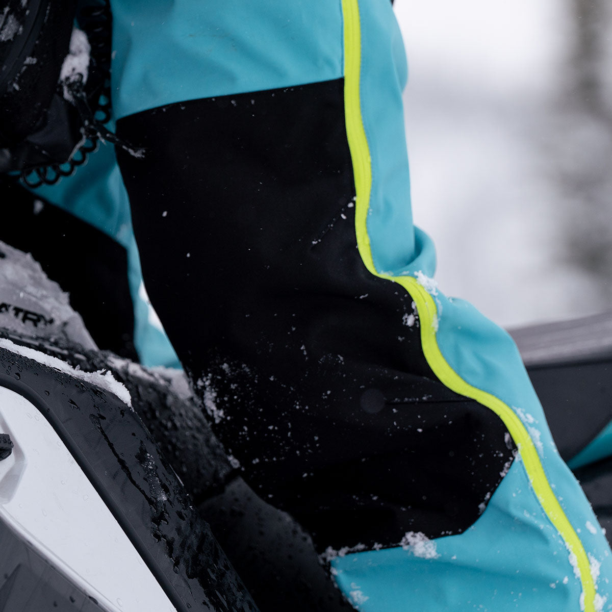  
Built-in Knee Pads